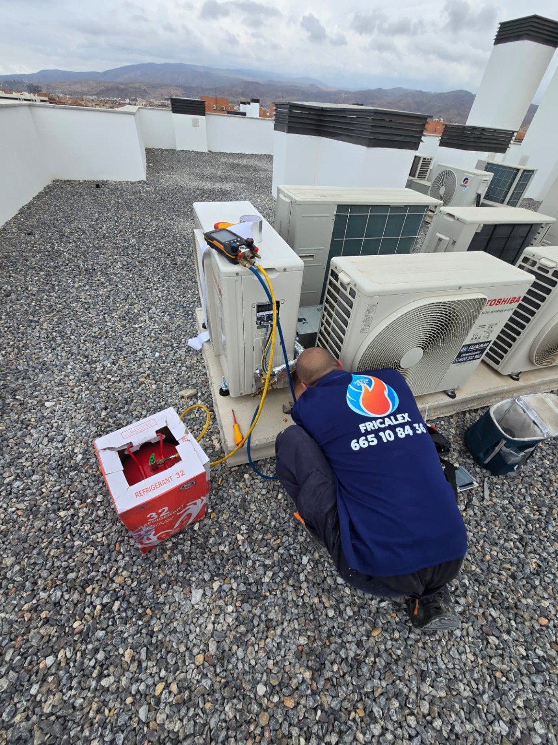 Técnico de FRICALEX trabajando en una unidad exterior de climatización